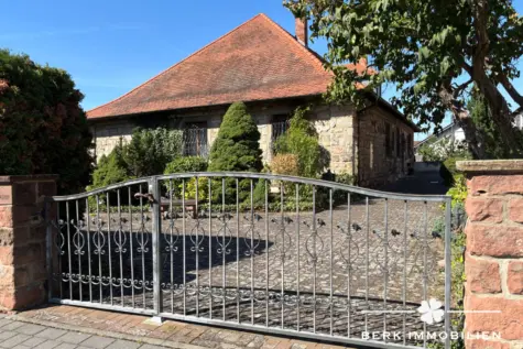 BERK Immobilien – Bemerkenswertes Immobilienensemble mit großem Wohnhaus & eigenem Gewerbegebäude - Wohnhaus Einfahrt (130802)