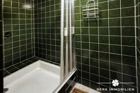 BERK Immobilien – Bemerkenswertes Immobilienensemble mit großem Wohnhaus & eigenem Gewerbegebäude - Dusche DG (130824)