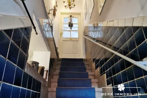 BERK Immobilien – Bemerkenswertes Immobilienensemble mit großem Wohnhaus & eigenem Gewerbegebäude - Treppe zu DG (130816)