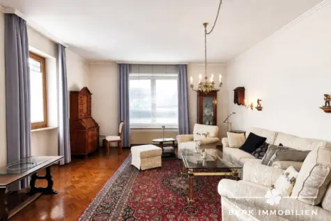 BERK Immobilien – Bemerkenswertes Immobilienensemble mit großem Wohnhaus & eigenem Gewerbegebäude - Wohnzimmer EG (130807)