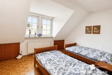 BERK Immobilien – Bemerkenswertes Immobilienensemble mit großem Wohnhaus & eigenem Gewerbegebäude - Schlafzimmer DG (130822)