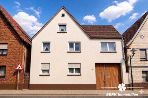 BERK Immobilien – Vielseitiges Zweifamilienhaus mit viel Platz in Mömlingen - Titelbild KI-Generiert (122585)