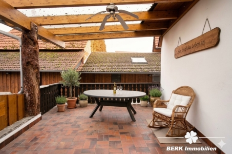 BERK Immobilien – Vielseitiges Zweifamilienhaus mit viel Platz in Mömlingen - Balkon-Terasse OG (122594)