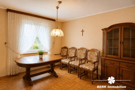 BERK Immobilien – Vielseitiges Zweifamilienhaus mit viel Platz in Mömlingen - Raum OG KI-Generiert (122591)