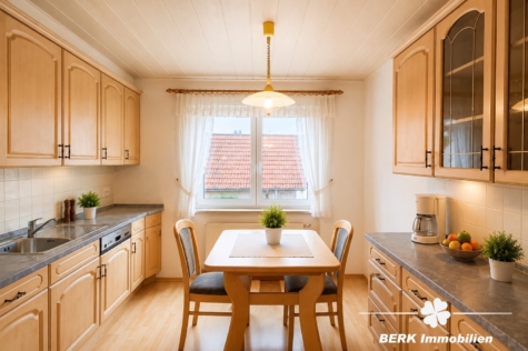 BERK Immobilien – Vielseitiges Zweifamilienhaus mit viel Platz in Mömlingen - Küche OG KI-Generiert (122590)