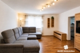 Wohnzimmer EG KI-Generiert - BERK Immobilien – Vielseitiges Zweifamilienhaus mit viel Platz in Mömlingen