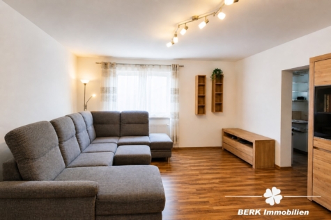 BERK Immobilien – Vielseitiges Zweifamilienhaus mit viel Platz in Mömlingen - Wohnzimmer EG KI-Generiert (122586)
