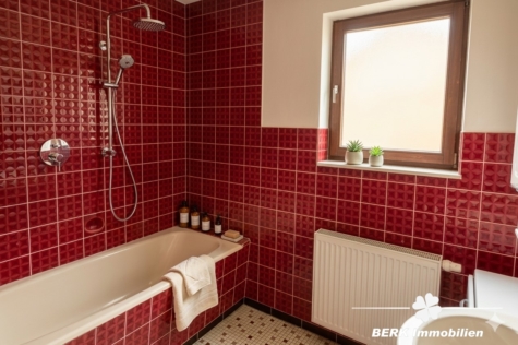 BERK Immobilien – Vielseitiges Zweifamilienhaus mit viel Platz in Mömlingen - Bad OG KI-Generiert (122593)