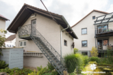 Rückansicht / Zugang zur überbauten Doppelgarage (Stauraum) - *VERKAUFT* BERK Immobilien – kleine Oase mit viel Platz: top gepflegtes ZFH in Mainaschaff