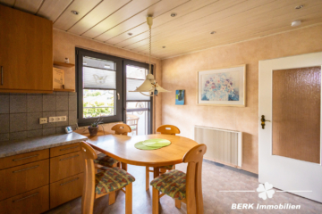 *VERKAUFT* BERK Immobilien – kleine Oase mit viel Platz: top gepflegtes ZFH in Mainaschaff - EG Küche (105075)