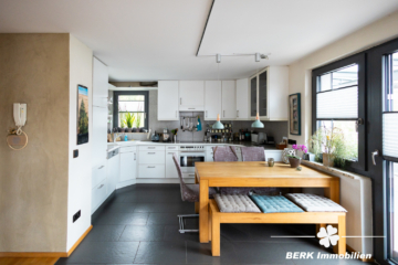 *VERKAUFT* BERK Immobilien – kleine Oase mit viel Platz: top gepflegtes ZFH in Mainaschaff - OG Küche (105066)