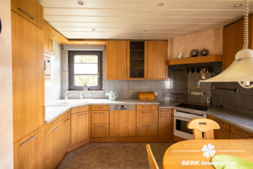 *VERKAUFT* BERK Immobilien – kleine Oase mit viel Platz: top gepflegtes ZFH in Mainaschaff - EG Küche (105074)