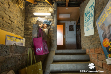 *VERKAUFT* BERK Immobilien – kleine Oase mit viel Platz: top gepflegtes ZFH in Mainaschaff - Treppenaufgang Dachboden (105085)