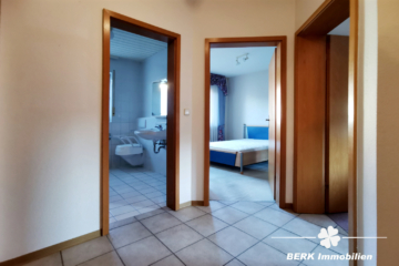 RESERVIERT – BERK Immobilien – 4-Zi.-ETW mit Balkon, Kaminofen & Carport in Elsenfeld zu verkaufen - Flur (105772)