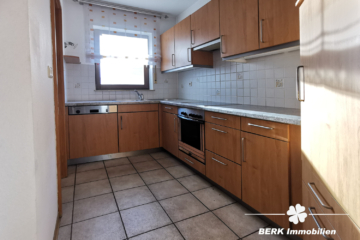 RESERVIERT – BERK Immobilien – 4-Zi.-ETW mit Balkon, Kaminofen & Carport in Elsenfeld zu verkaufen - Küche (105769)