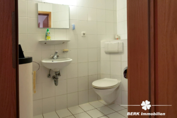 RESERVIERT – BERK Immobilien – 4-Zi.-ETW mit Balkon, Kaminofen & Carport in Elsenfeld zu verkaufen - Gäste-WC (105774)