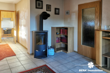 RESERVIERT – BERK Immobilien – 4-Zi.-ETW mit Balkon, Kaminofen & Carport in Elsenfeld zu verkaufen - Ofen (105765)