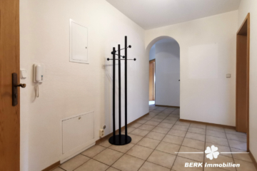 RESERVIERT – BERK Immobilien – 4-Zi.-ETW mit Balkon, Kaminofen & Carport in Elsenfeld zu verkaufen - Flur (105770)