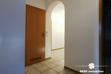 RESERVIERT – BERK Immobilien – 4-Zi.-ETW mit Balkon, Kaminofen & Carport in Elsenfeld zu verkaufen - Flur (105771)