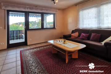 RESERVIERT – BERK Immobilien – 4-Zi.-ETW mit Balkon, Kaminofen & Carport in Elsenfeld zu verkaufen - Wohnzimmer (105766)