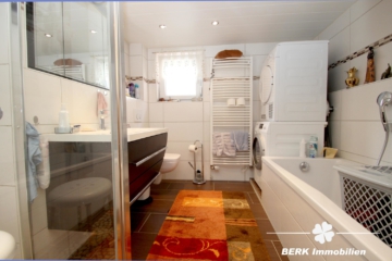 BERK Immobilien – charmantes Einfamilienhaus auf kompaktem Grundstück - Badezimmer (104356)