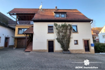 BERK Immobilien – Ein Ort zum Ankommen: Haus mit Charakter & weitläufigem Grundstück - Außenansicht Hof (117139)