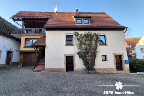 BERK Immobilien – Ein Ort zum Ankommen: Haus mit Charakter & weitläufigem Grundstück - Außenansicht Hof (117139)
