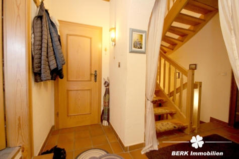 BERK Immobilien – Ein Ort zum Ankommen: Haus mit Charakter & weitläufigem Grundstück - Eingangsbereich (117140)