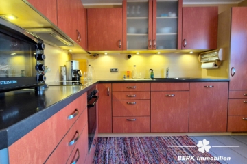 BERK Immobilien – Ein Ort zum Ankommen: Haus mit Charakter & weitläufigem Grundstück - Küche II (117141)