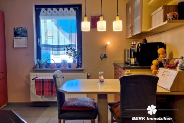 BERK Immobilien – Ein Ort zum Ankommen: Haus mit Charakter & weitläufigem Grundstück - Küche Essbereich (117142)