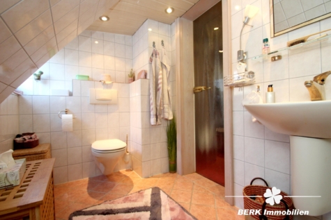 BERK Immobilien – Ein Ort zum Ankommen: Haus mit Charakter & weitläufigem Grundstück - Badezimmer DG (117149)