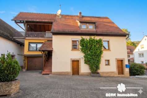 BERK Immobilien – Ein Ort zum Ankommen: Haus mit Charakter & weitläufigem Grundstück - Außenansicht - KI optimiert (119452)