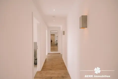 BERK Immobilien – Penthouse mit Weitblick und umlaufendem Balkon in Aschaffenburg - Flur (131270)