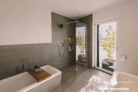 BERK Immobilien – Penthouse mit Weitblick und umlaufendem Balkon in Aschaffenburg - Bad (131279)