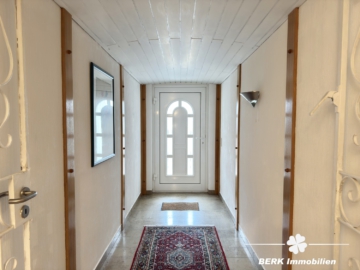 RESERVIERT – BERK Immobilien – Familienfreundliches Reihenmittelhaus in Haibach - Eingang (105746)