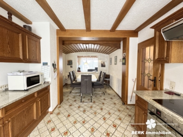 RESERVIERT – BERK Immobilien – Familienfreundliches Reihenmittelhaus in Haibach - Küche 1.OG (105751)