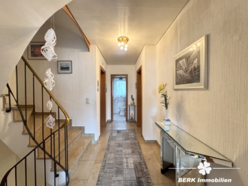 RESERVIERT – BERK Immobilien – Familienfreundliches Reihenmittelhaus in Haibach - Flur 1.OG (105748)