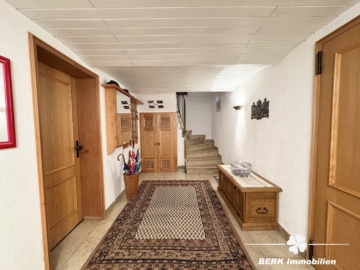 RESERVIERT – BERK Immobilien – Familienfreundliches Reihenmittelhaus in Haibach - Eingang EG (105747)