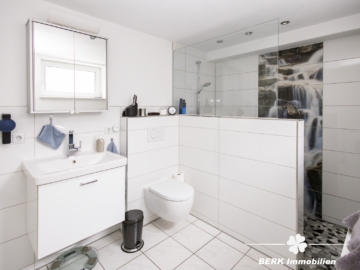 BERK Immobilien – Familienfreundliche Doppelhaushälfte mit Garten & großem Platzangebot - Bad UG (111566)