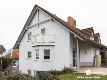 BERK Immobilien – Familienfreundliche Doppelhaushälfte mit Garten & großem Platzangebot - Außenansicht (111550)