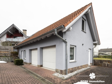 BERK Immobilien – Familienfreundliche Doppelhaushälfte mit Garten & großem Platzangebot - Garage (111568)