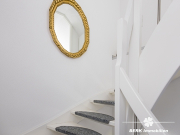 BERK Immobilien – Familienfreundliche Doppelhaushälfte mit Garten & großem Platzangebot - Treppe (111561)