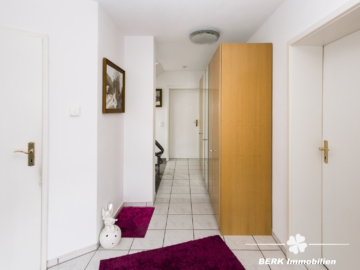 BERK Immobilien – Familienfreundliche Doppelhaushälfte mit Garten & großem Platzangebot - Eingangsbereich (111552)