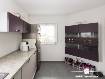 BERK Immobilien – Familienfreundliche Doppelhaushälfte mit Garten & großem Platzangebot - Küche (111556)