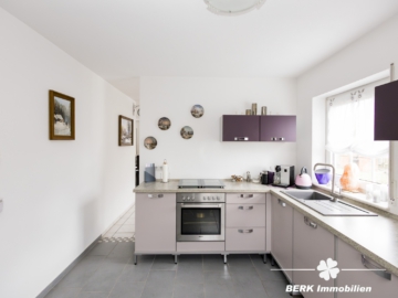 BERK Immobilien – Familienfreundliche Doppelhaushälfte mit Garten & großem Platzangebot - Küche (111555)