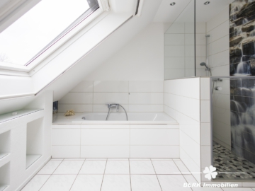 BERK Immobilien – Familienfreundliche Doppelhaushälfte mit Garten & großem Platzangebot - Bad (111559)