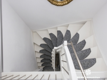 BERK Immobilien – Familienfreundliche Doppelhaushälfte mit Garten & großem Platzangebot - Treppe (111564)