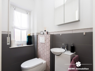 BERK Immobilien – Familienfreundliche Doppelhaushälfte mit Garten & großem Platzangebot - Gäste-WC (111557)