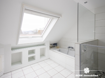 BERK Immobilien – Familienfreundliche Doppelhaushälfte mit Garten & großem Platzangebot - Bad (111558)