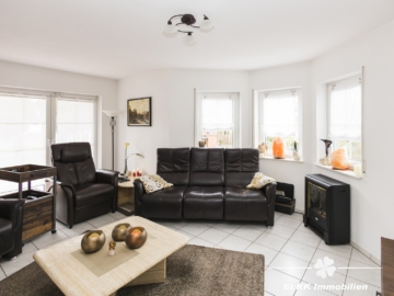 BERK Immobilien – Familienfreundliche Doppelhaushälfte mit Garten & großem Platzangebot - Wohnzimmer (111553)